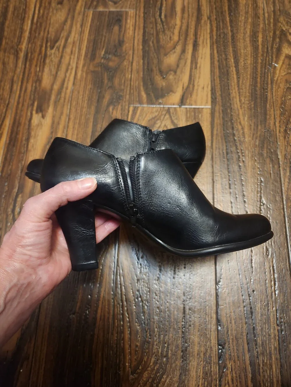 AEROSOLES refined black